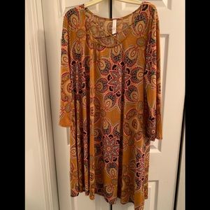 Beautiful dress w/pretty print about 38” long